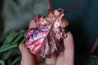 Image 1 of Collana con vera foglia di quercia maxi racchiusa nel rame con patina sfumata viola