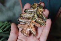 Image 3 of Collana con vera foglia di quercia farnia maxi racchiusa nel rame con patina verde
