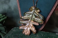 Image 1 of Collana con vera foglia di quercia farnia maxi racchiusa nel rame con patina verde