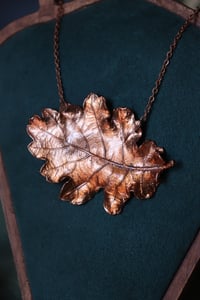 Image 3 of Vera foglia di quercia racchiusa nel rame con patina ossidata calda - orizzontale