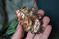 Image 2 of Collana con vera foglia di quercia racchiusa nel rame con patina sfumata autunnale
