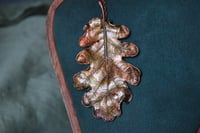 Image 3 of Collana con vera foglia di quercia racchiusa nel rame con patina sfumata autunnale