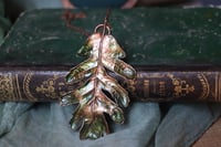 Image 1 of Collana con vera foglia di quercia farnia racchiusa nel rame con patina sfumata verde