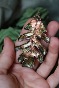 Image 2 of Collana con vera foglia di quercia farnia racchiusa nel rame con patina sfumata verde