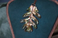 Image 3 of Collana con vera foglia di quercia farnia racchiusa nel rame con patina sfumata verde