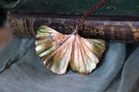 Image 2 of Collana con vera foglia di ginkgo biloba racchiusa nel rame con patina sfumata verde