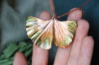 Image 1 of Collana con vera foglia di ginkgo biloba racchiusa nel rame con patina sfumata verde