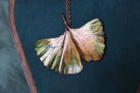 Image 3 of Collana con vera foglia di ginkgo biloba racchiusa nel rame con patina sfumata verde
