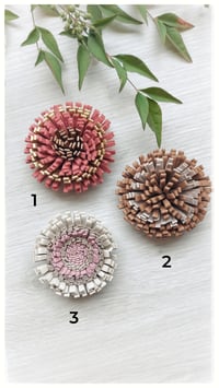 Image 1 of Spilla floreale artigianale in pelle - SPILLANA - Chiari Naturali