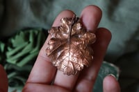 Collana con vera foglia di quercia racchiusa nel rame con patina ossidata 