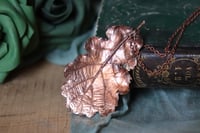 Image 1 of Collana con vera foglia di quercia racchiusa nel rame con patina ossidata calda