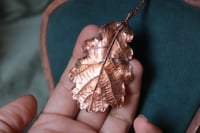 Image 3 of Collana con vera foglia di quercia racchiusa nel rame con patina ossidata calda