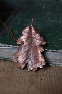 Image 2 of Collana con vera foglia di quercia elettroformata in rame con patina ossidata