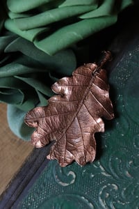 Image 3 of Collana con vera foglia di quercia elettroformata in rame con patina ossidata
