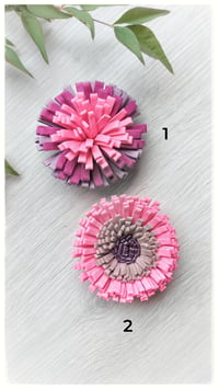 Image 1 of Spilla floreale artigianale in pelle - SPILLANA - Rosa Fluo