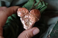 Image 1 of Collana con vera foglia di edera elettroformata in rame con patina ossidata
