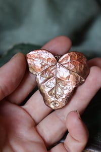 Image 2 of Collana con vera foglia di edera elettroformata in rame con patina ossidata
