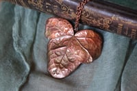 Image 3 of Collana con vera foglia di edera elettroformata in rame con patina ossidata