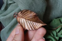 Image 1 of Collana con vera foglia di carpino elettroformata in rame con patina ossidata