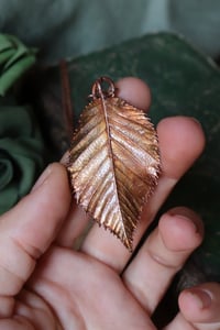 Image 2 of Collana con vera foglia di carpino elettroformata in rame con patina ossidata