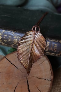 Image 3 of Collana con vera foglia di carpino elettroformata in rame con patina ossidata