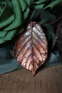 Image 2 of Collana con vera foglia di rovo elettroformata in rame con patina ossidata 