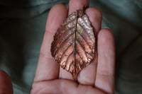Image 1 of Collana con vera foglia di rovo elettroformata in rame con patina ossidata 