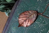 Image 3 of Collana con vera foglia di rovo elettroformata in rame con patina ossidata 