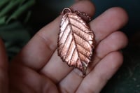 Image 2 of Collana con vera foglia di rovo elettroformata in rame con patina leggermente ossidata 