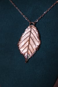 Image 3 of Collana con vera foglia di rovo elettroformata in rame con patina leggermente ossidata 