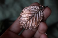 Image 1 of Collana con vera foglia di rovo elettroformata in rame con patina ossidata calda