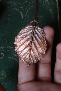 Image 2 of Collana con vera foglia di rovo elettroformata in rame con patina ossidata calda