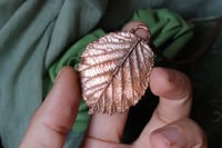 Image 3 of Collana con vera foglia di rovo elettroformata in rame con patina ossidata calda