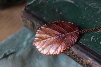 Image 2 of Collana con vera foglia di rovo racchiusa nel rame con patina sfumata rossa scura