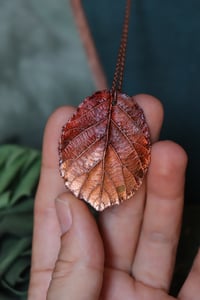 Image 3 of Collana con vera foglia di rovo racchiusa nel rame con patina sfumata rossa scura