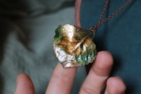 Image 3 of Collana con vera foglia di pioppo tremulo racchiusa nel rame con patina sfumata verde