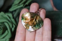 Image 1 of Collana con vera foglia di pioppo tremulo racchiusa nel rame con patina sfumata verde