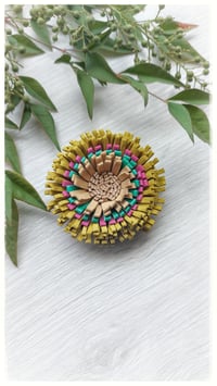 Image 2 of Spilla floreale artigianale in pelle - SPILLANA - Giallo e colore