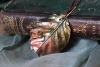 Image 2 of Collana con vera foglia di faggio irlandese con patina dipinta verde