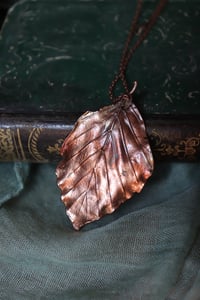 Image 2 of Collana con vera foglia di faggio irlandese con patina ossidata calda