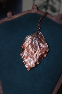 Image 3 of Collana con vera foglia di faggio irlandese con patina ossidata calda