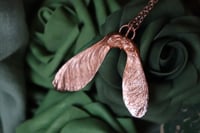 Image 1 of Collana con vera samara di acero sicomoro in rame con patina leggermente ossidata 