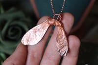 Image 2 of Collana con vera samara di acero sicomoro in rame con patina leggermente ossidata 