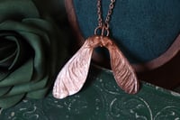 Image 3 of Collana con vera samara di acero sicomoro in rame con patina leggermente ossidata 