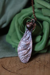 Collana con mezza samara di acero sicomoro in rame con patina ossidata 