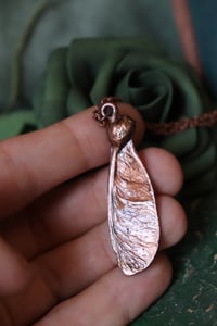 Image 2 of Collana con mezza samara di acero sicomoro in rame con patina ossidata calda 1