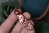Image 3 of Collana con mezza samara di acero sicomoro in rame con patina ossidata calda 1