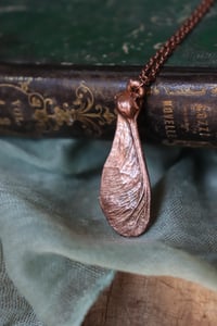 Image 2 of Collana con mezza samara di acero sicomoro in rame con patina ossidata calda 2