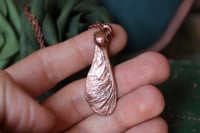 Image 1 of Collana con mezza samara di acero sicomoro in rame con patina ossidata calda 2