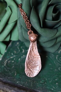 Image 3 of Collana con mezza samara di acero sicomoro in rame con patina ossidata calda 2